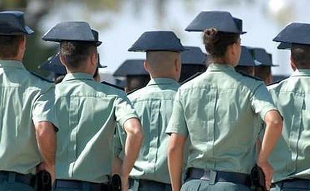 Un teniente de la Guardia Civil cambia el tricornio por los hábitos