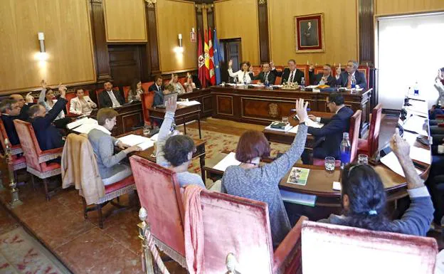 Las mujeres no ganan en León: el número de concejalas se mantiene en trece en el Ayuntamiento