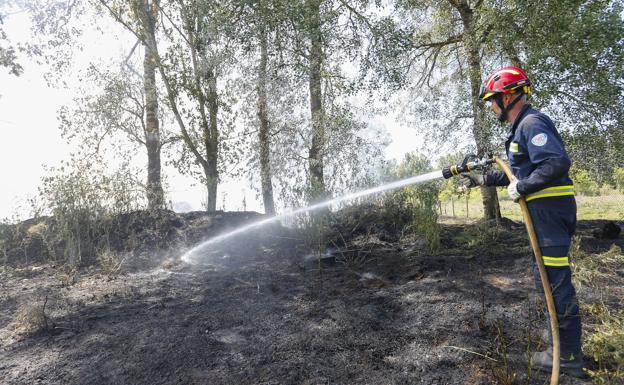 Un incendio en la base de Protección Civil de Villaquilambre obliga a intervenir a Bomberos