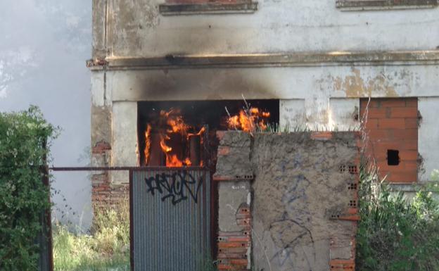 Un segundo incendio en el mismo día en un inmueble abandonado en León capital obliga a actuar a Bomberos