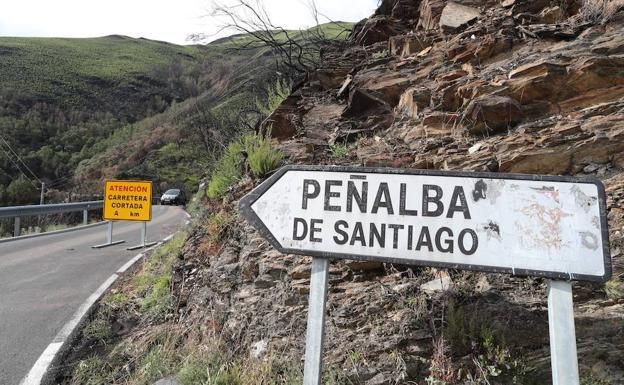La Policía Local rescata a cinco personas en la carretera de Peñalba que quedaron 'atrapadas' y sin cobertura tras averiarse su vehículo