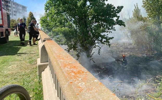Un incendio en el entorno del río a la altura del Área 17 de León obliga a intervenir a Bomberos