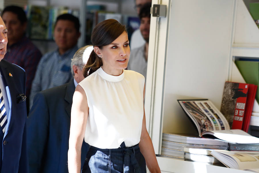 La reina Letizia inaugura la Feria del Libro de Madrid más caribeña