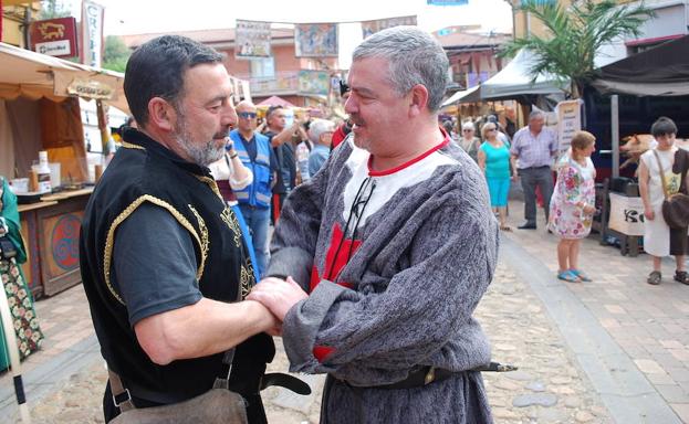 El juez Vázquez Taín se muestra «honrado» de ser el mantenedor «del último Passo Honroso de Europa» medieval