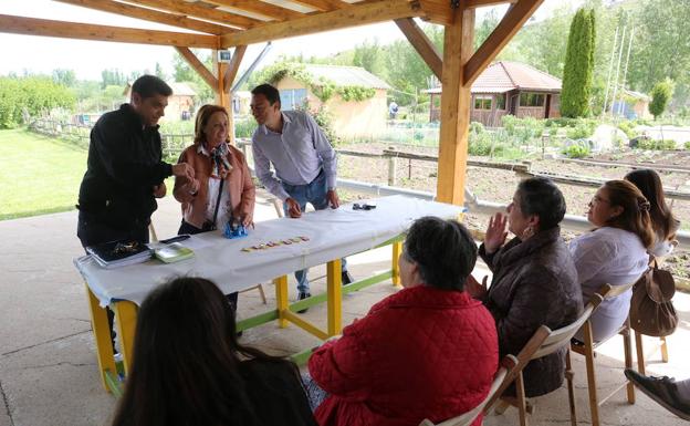 Los huertos sociales anejos al Coto inician su actividad con la entrega de llaves a los primeros ocho titulares