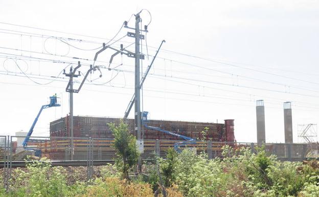 Adif levanta los pilares del puente que unirá el Hospital San Juan de Dios con San Andrés de Rabanedo en noviembre