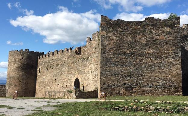El entierro de una 'cápsula del tiempo' dará inicio el viernes a las obras en el Castillo Viejo de Ponferrada