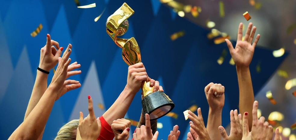 Un trofeo a la energía y la elegancia del fútbol femenino | leonoticias.com
