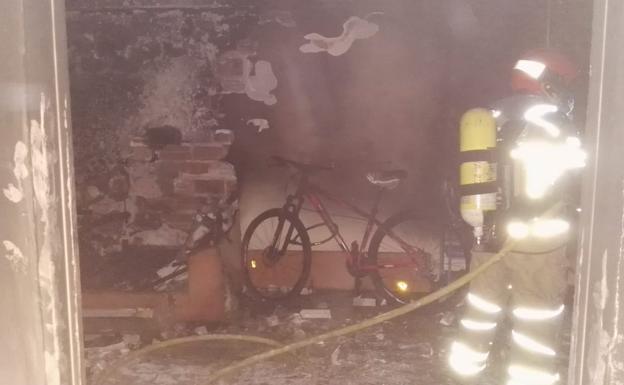 Reaniman a un joven que permanecía colgado de una ventana tras un incendio en Valladolid