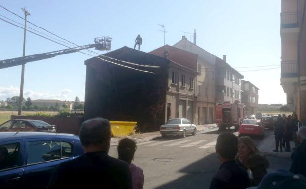 Un incendio de matorrales termina alcanzando a una vivienda en el barrio de La Vega de León