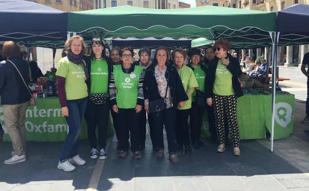 Aurora Baza apoya el mercadillo solidario de Oxfam Intermón León