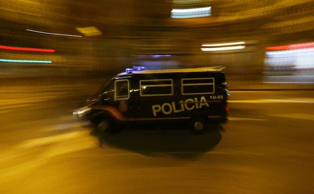 Un muerto al precipitarse de un piso en llamas en Barcelona