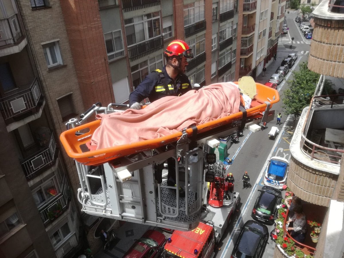 Los bomberos evacuan a una anciana por la ventana de un sexto piso de Valladolid