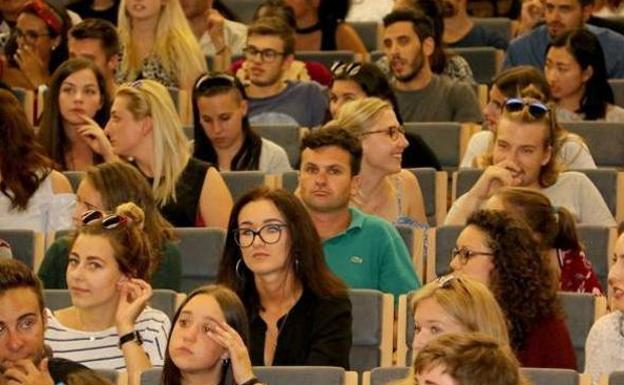 Un total de 2.175 universitarios de Castilla y León recibe una beca para sus estudios de grado y máster