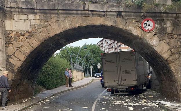 León estudiará mejoras en la señalización del Puente de San Marcos tras los últimos accidentes