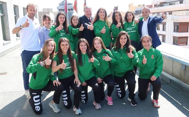 El alcalde recibe a las atletas del club ULE Sprint León