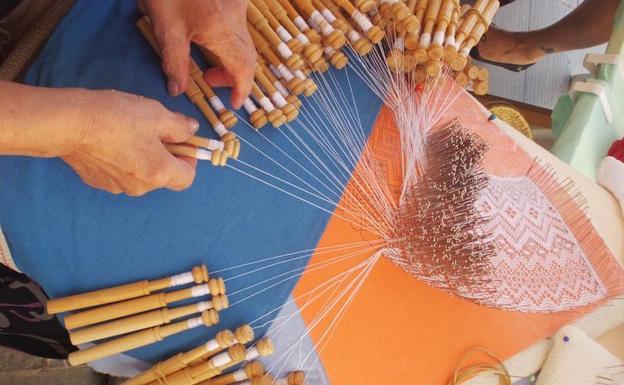 Casi 300 costureras de León, Galicia y Asturias se citan en el IV encuentro de agujas multilabor de Páramo del Sil