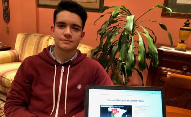 Un joven leonés entrega 178.000 firmas al Ministerio de Educación pidiendo una EBAU única