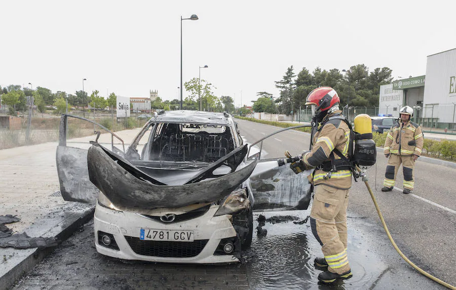 Los Bomberos sofocan el incendio de un coche en la carretera de las Arcas Reales de Valladolid