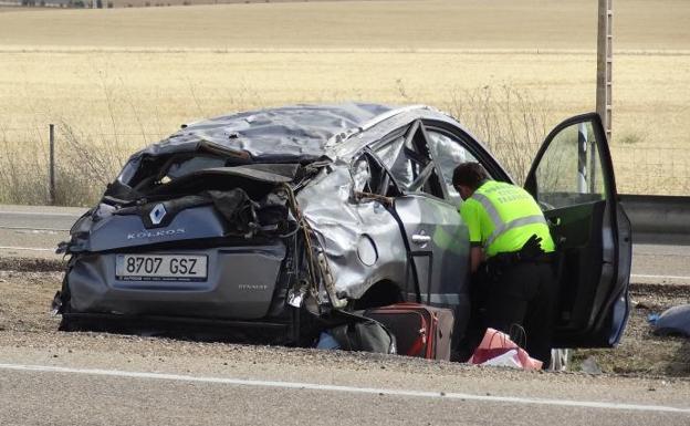 Cuatro heridos graves al volcar un todoterreno en la A-6 en Medina del Campo