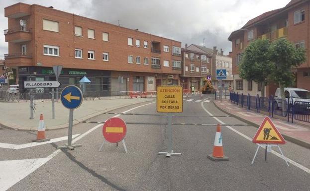 Una avería en la red pública de agua potable obliga a cortar la calle Real de Villaobispo