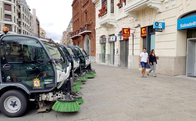 El Ayuntamiento deja cuatro barredoras ante un banco para denunciar que no las repara