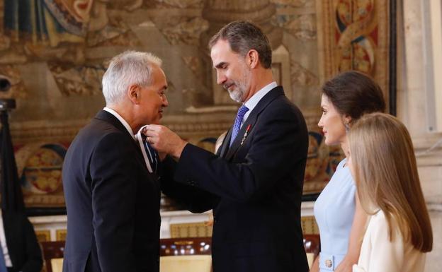 Felipe VI otorga la Orden del Mérito Civil a un ingeniero de montes de Ponferrada
