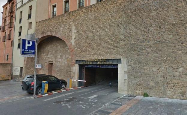 Juzgan a un varón por derramar su copa en una máquina de pago del parking del Caño Badillo de León