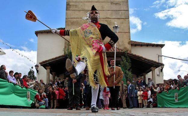 Laguna de Negrillos ultima las horas para la celebración de su afamada procesión del Corpus Christi