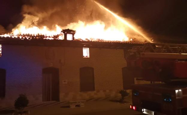 Un incendio calcina una casa recién reformada en la localidad vallisoletana de La Seca y obliga a evacuar a una familia