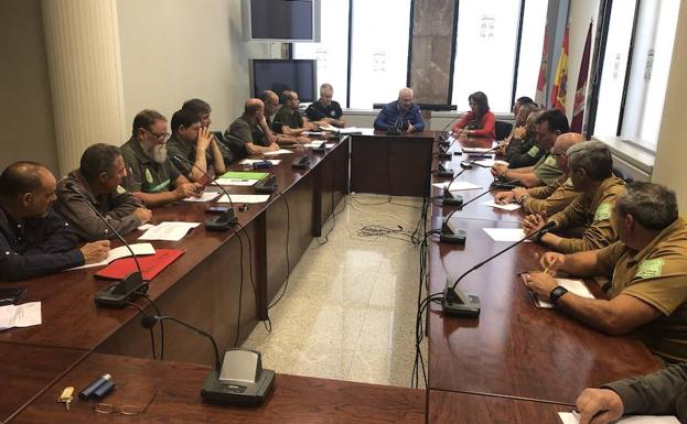 Los jefes de comarca y los celadores mayores de León abordan un plan coordinado de lucha contra el fuego
