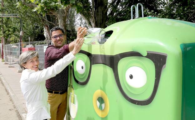 Ayuntamiento y Ecovidrio promueven el reciclaje de vidrio durante las Fiestas de San Juan y San Pedro