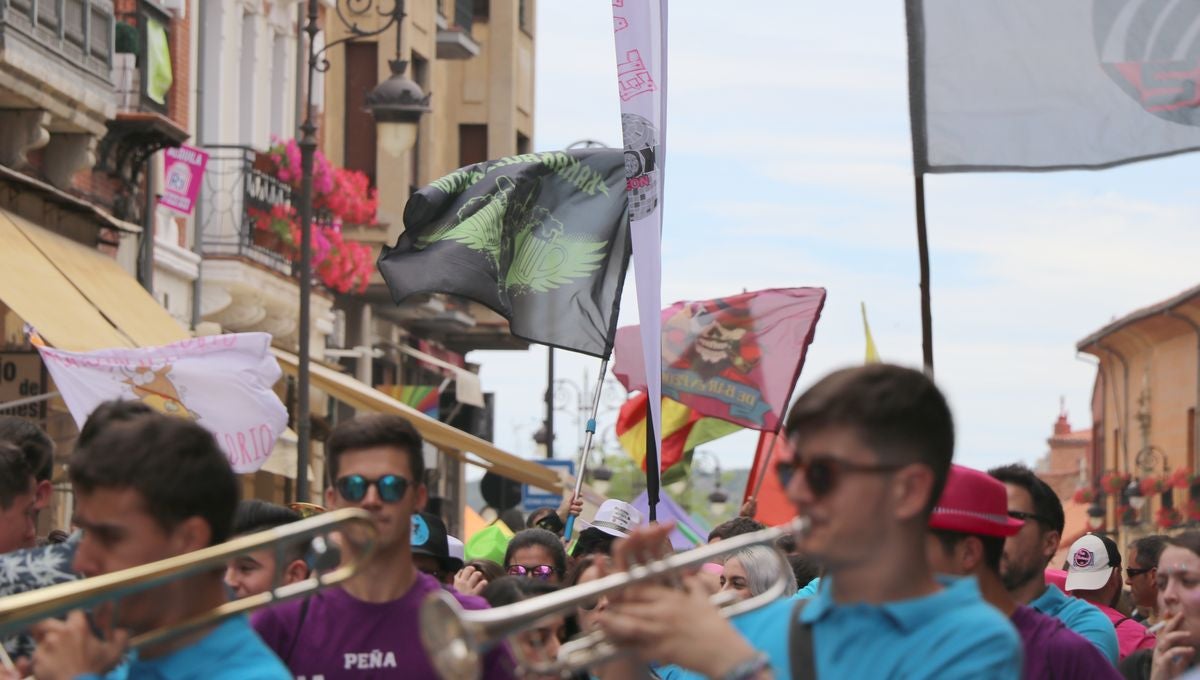 Estalla la fiesta en León entre peñas y charangas