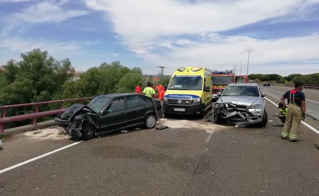 Un fallecido en una colisión frontal entre dos vehículos en Puente Duero, Valladolid