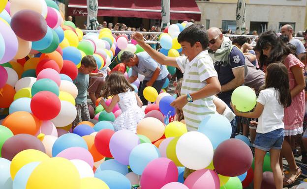 Una traca con miles de globos congrega a numerosos pequeños en la Plaza de San Marcelo