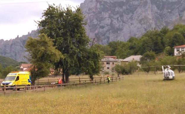 El Greim evacúa a un varón lesionado que fue rescatado por los guardas del refugio del Collado Jermoso