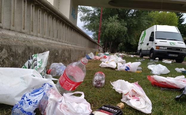 La lluvia no apaga pero sí frena la resaca del macrobotellón de San Juan a orillas del Bernesga