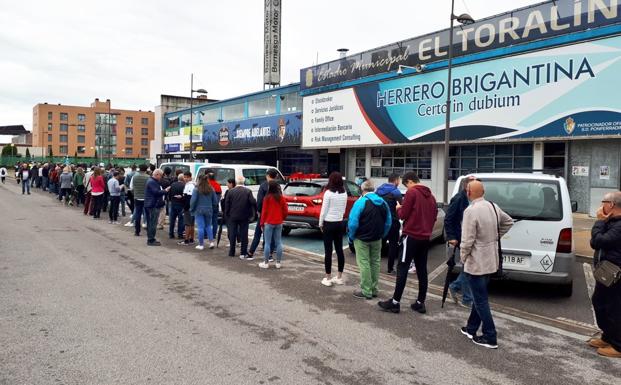 Las colas de aficionados rodean El Toralín para conseguir una entrada para el partido de vuelta de la SD Ponferradina contra el Hércules