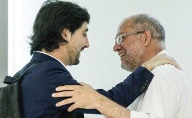 Igea ilustra su perfil de Twitter con una foto junto a Toni Roldán, que deja Cs por el giro a la derecha