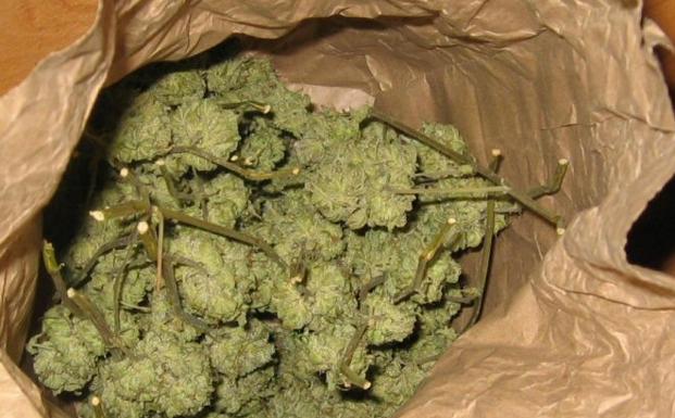 La Policía identifica a varios jóvenes por el consumo de alcohol en la puerta del colegio en la Virgen