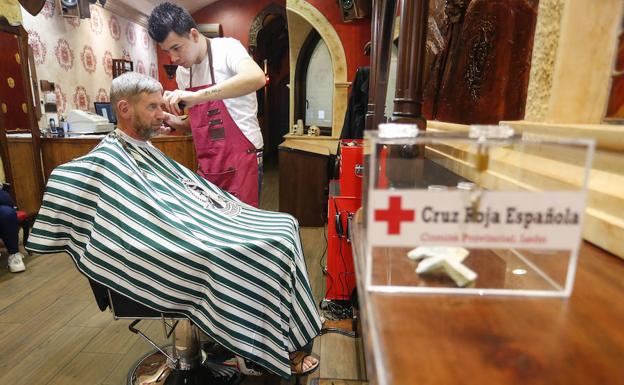 Cortes de pelo y barba solidarios a favor de Cruz Roja