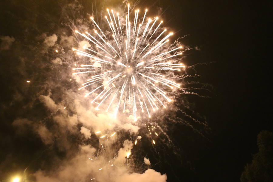 Fuegos artificiales en la noche de San Juan