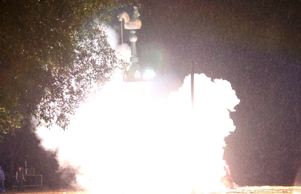 Tradicional hoguera de San Juan en León