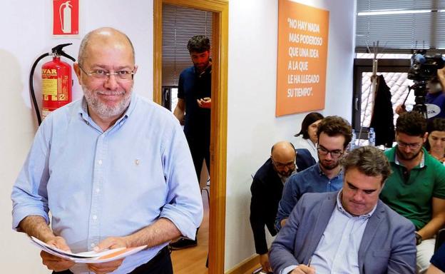 Igea insta a Mañueco a que tome una decisión sobre el Gobierno conjunto porque el «tiempo se agota»