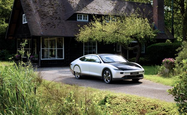 Así es el coche que se recarga con paneles solares