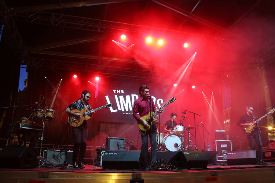 León baila a ritmo de The Limboos