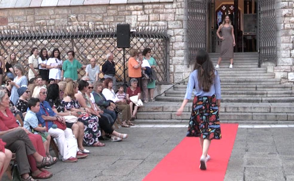 La moda desfila ante Gaudí