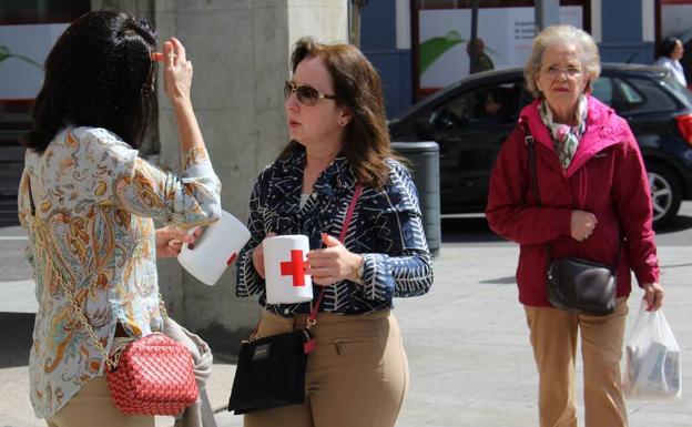 Los leoneses aportan 5.087 euros de solidaridad gracias en el Día de la Banderita de Cruz Roja