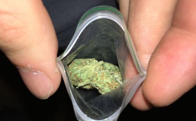 La Policía Local le da el alto por conducir de forma anómala y le pilla con una bolsa de marihuana