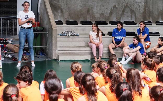 Cerca de 100 niños participan en el primer Campus Deportivo Gigantes del Basket, en el que ha participado la internacional Laura Quevedo